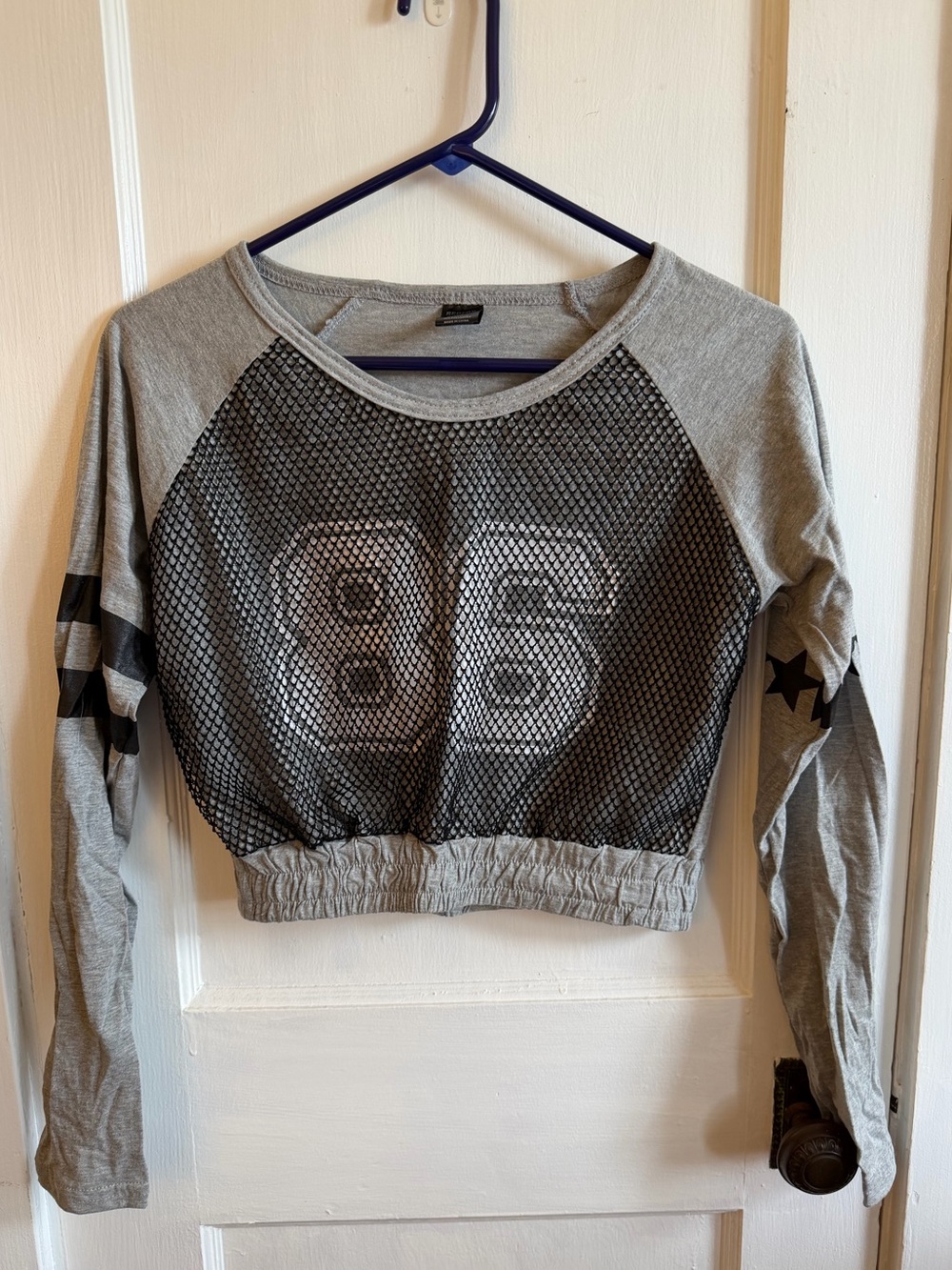 Sporty Grey Cropped Long-Sleeve Top with Black Mesh